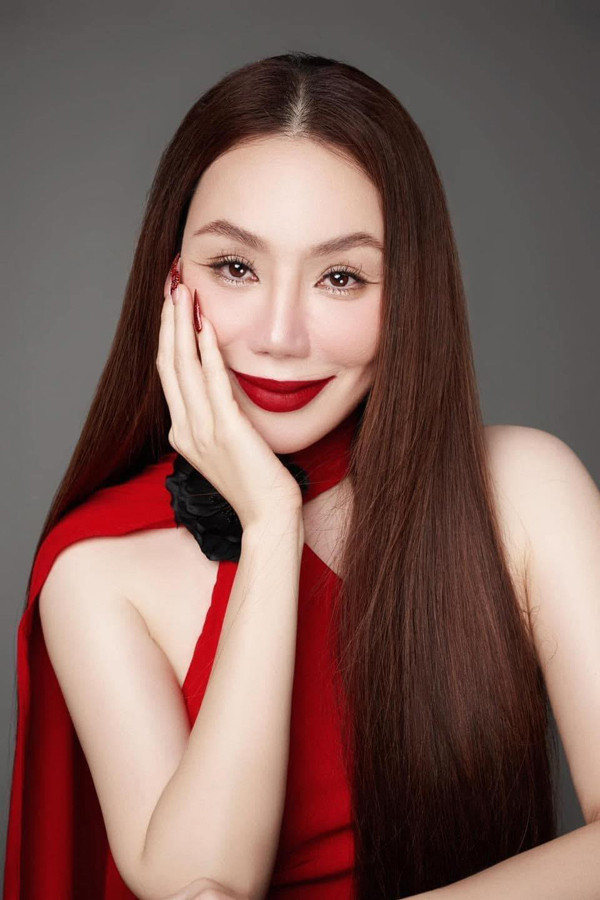 Cô cũng buông bỏ được những giá trị vật chất như nhẫn kim cương hay hàng hiệu. Cô từ nhận mình là "ca sĩ thuần chay" không hơn thua với đời. Ngoài việc hát, đi dạy thì giờ đây Hồ Quỳnh Hương còn kinh doanh nhà hàng chay để thỏa mãn đam mê của bản thân.