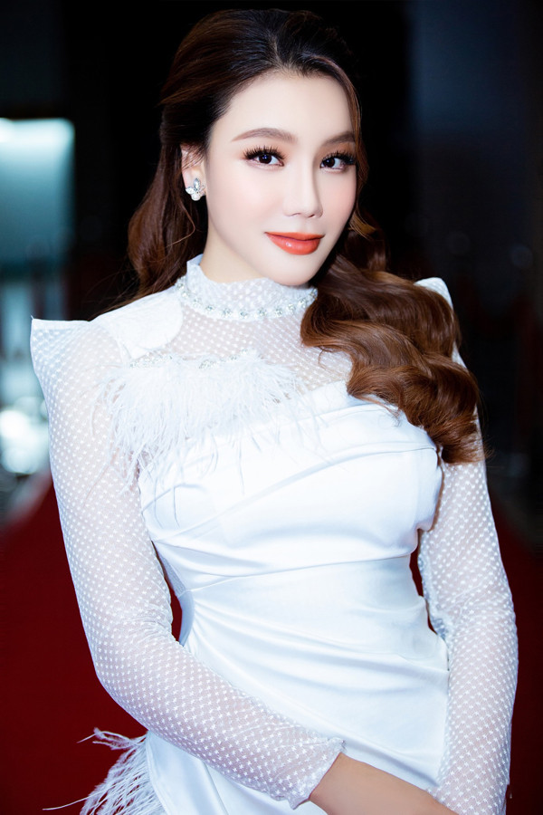 Hiện tại, cuộc sống của Hồ Quỳnh Hương bình lặng, trầm tĩnh hơn. Cô không còn như ngày xưa "ăn thua" với đời và có lẽ vì vậy, cô cảm thấy hạnh phúc thực sự. Nữ ca sĩ đất Mỏ trải lòng: "Ngày trước, tôi lúc nào cũng muốn hơn người khác và đã làm gì, phải nhận được thật nhiều. Thấy người khác hơn mình, tôi bực. Sau này, tôi bình tĩnh lại, trong cuộc đời có rất nhiều con đường để đi, một vườn hoa đẹp phải có nhiều màu sắc".