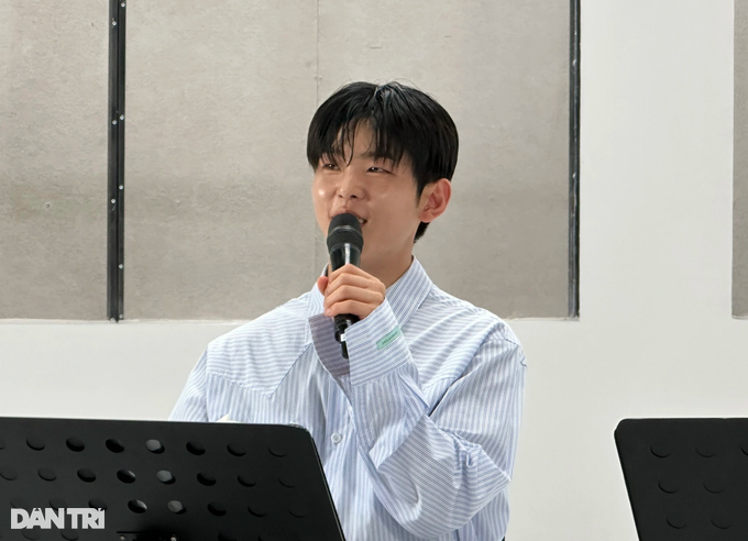 Sao Han bi moi ra khoi quan ca phe tai Sai Gon