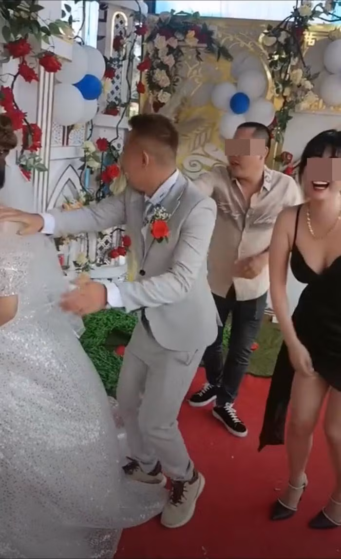 Co gai 'om eo' hon gio chu re khien co dau huy hon len tieng-Hinh-3