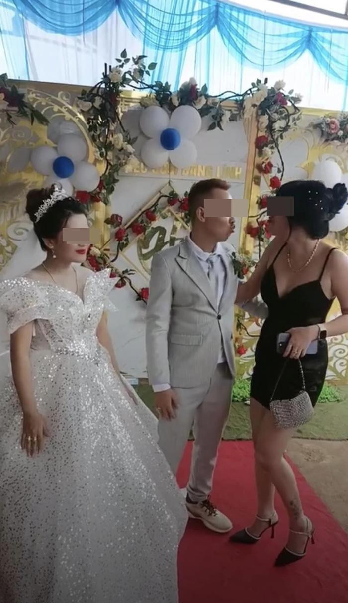 Co gai 'om eo' hon gio chu re khien co dau huy hon len tieng