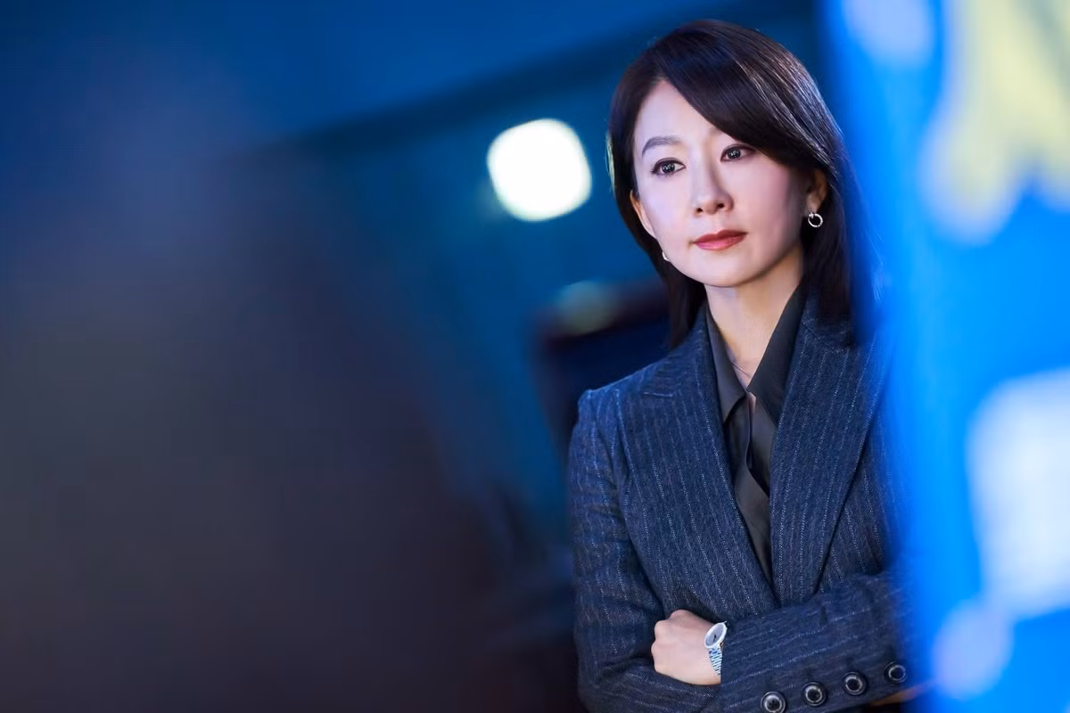 Ba năm sau thành công vang dội của "bom tấn truyền hình" Thế giới hôn nhân, Kim Hee Ae tiếp tục chứng tỏ phong độ diễn xuất khi trở lại màn ảnh nhỏ với tác phẩm đề tài chính trường Queen Maker. Kim Hee Ae đảm nhận vai nữ chính Hwang Do Hee - một phụ nữ thông minh, mạnh mẽ, đi lên từ hai bàn tay trắng. Công việc của Do Hee là đứng ra xử lý những khủng hoảng truyền thông do các thành viên gia tộc Eunsung gây ra. Ngay từ khi xuất hiện, tạo hình nữ cường của minh tinh 6X đã nhận được nhiều sự chú ý.