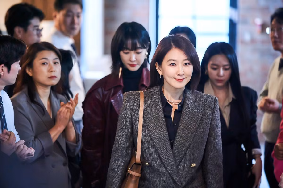 Theo Hankyung, Kim Hee Ae tạo được sức hút mạnh mẽ về mặt phong thái. Bên cạnh đó, tạo hình nhân vật trong phim càng tôn lên nét trẻ trung, thời thượng của ngôi sao sinh năm 1967.