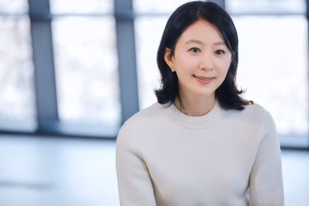 Theo bác sĩ da liễu của Kim Hee Ae, nữ diễn viên đặc biệt chú trọng đến việc chăm sóc da. Cô thiết lập thói quen làm đẹp da theo quy trình nghiêm ngặt gồm các bước làm sạch, săn chắc, dưỡng ẩm, chống nắng, trị quầng thâm.