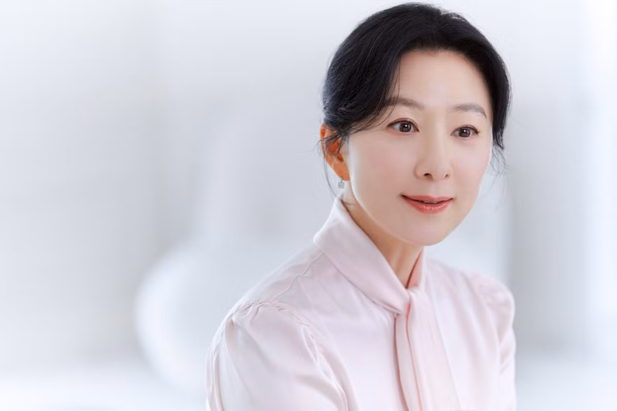 Bởi vậy, ngôi sao 56 tuổi không tuân theo chế độ ăn kiêng khắc nghiệt. Cô thường tự nấu với nguyên liệu tươi, duy trì ba bữa ăn ít muối - giảm đường, đồng thời hạn chế đồ ăn mặn, cay để tránh tạo gánh nặng cho vóc dáng, làn da. Về phần tập luyện, thay vì đến phòng gym mỗi ngày, nữ diễn viên lựa chọn đạp xe, chạy bộ ngoài trời hoặc trên máy tập tại nhà. Bên cạnh đó, cô tập thêm các môn thể thao như aerobics, yoga, pilate... để có thân hình săn chắc.