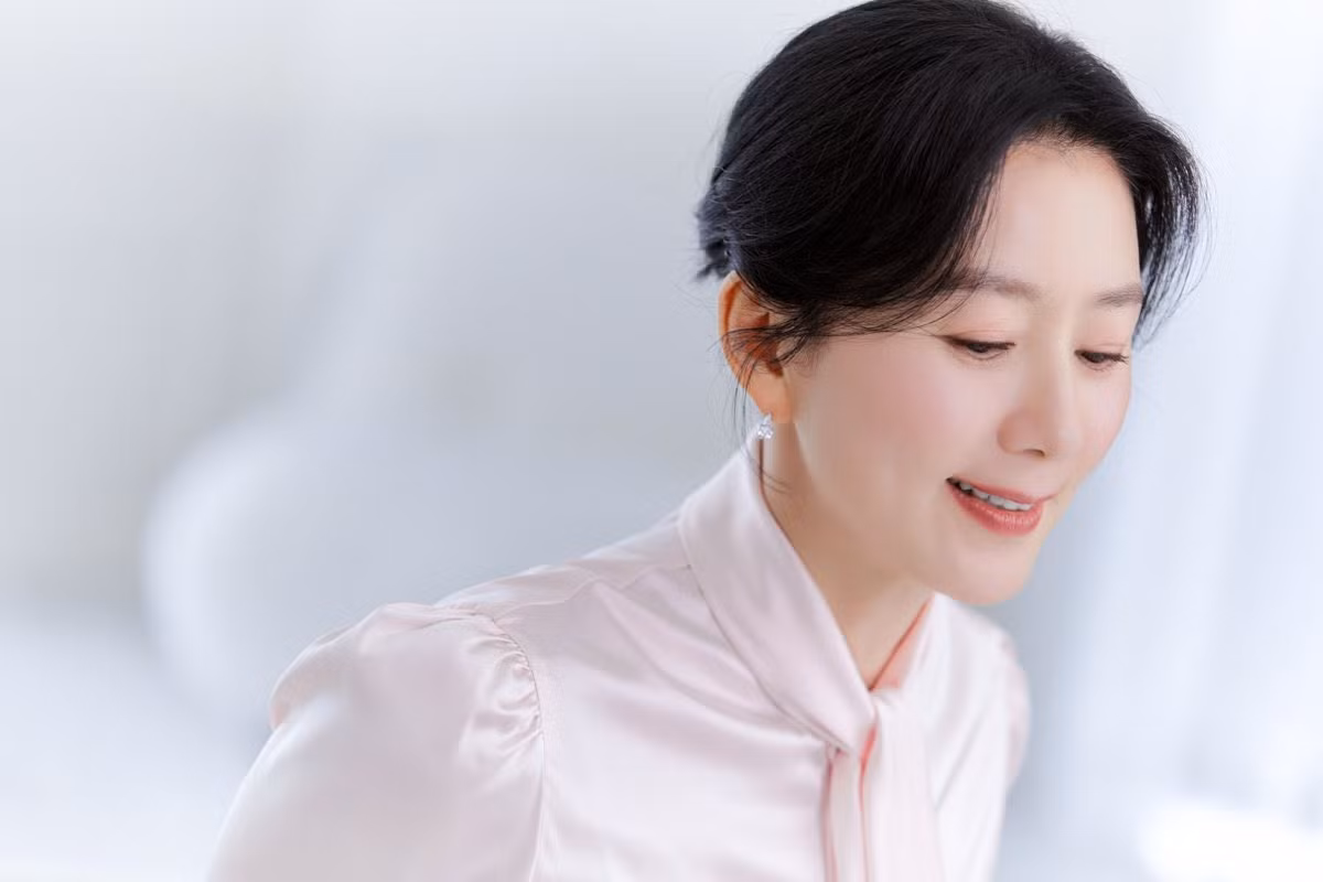 Một yếu tố khác góp phần tạo nên vẻ đẹp của Kim Hee Ae chính là lối sống lành mạnh. Chuyên gia da mặt tiết lộ nữ diễn viên rất quan tâm đến việc ăn uống và tập thể dục đều đặn. Sao nữ từng chia sẻ: "Dù sao thì tôi cũng không còn ở độ tuổi có thể ăn kiêng để giảm cân. Tôi chỉ tập thể dục nghiêm túc để duy trì vóc dáng của mình''.