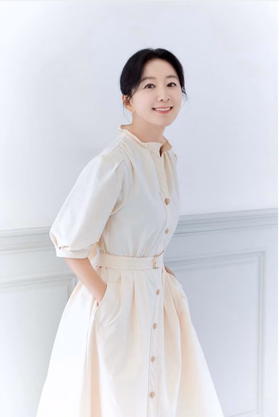 Ngoài thói quen chăm sóc da và chế độ sinh hoạt lành mạnh, bác sĩ da liễu của Kim Hee Ae còn chỉ ra tầm quan trọng của việc duy trì thái độ sống tích cực. Bởi vậy, nữ diễn viên luôn hướng bản thân đến những điều tốt đẹp trong cuộc sống, không để đầu óc căng thẳng hay suy nghĩ tiêu cực ảnh hưởng. Chính tư duy này đã giúp cô giảm bớt các dấu hiệu lão hóa, đồng thời thúc đẩy năng lượng tổng thể.