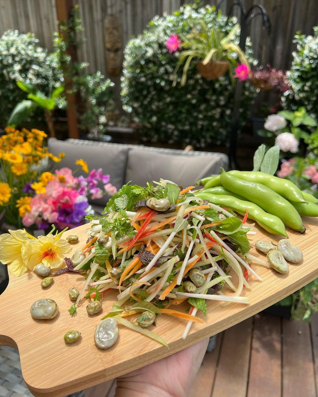 Qua me lam vuon, hang xom nhuong ca dat truoc nha cho trong trot-Hinh-9