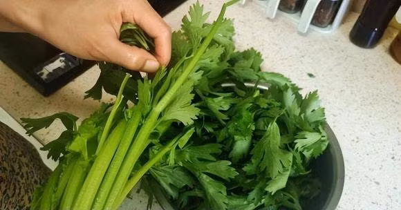 Khi an can tay, tai sao khong an la?-Hinh-2