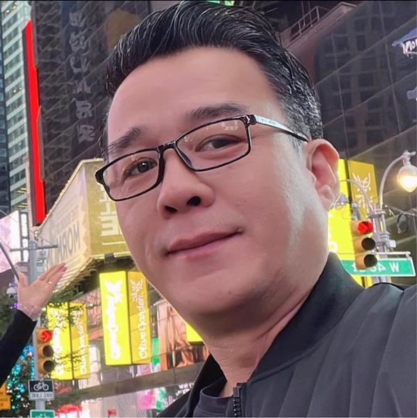 ề phía Thắng Ngô, anh đều đặn cập nhật công việc, cuộc sống đời thường. Ngoài ra, doanh nhân dành thời gian chơi thể thao, nâng cao sức khỏe và cải thiện vóc dáng. Anh kể vừa tập lại môn hít xà sau 16 năm 'bỏ bê'.