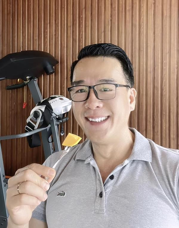 ếu Hà Thanh Xuân im lặng, Thắng Ngô lại thường ẩn ý nhắc đến vợ. Anh đăng clip tập hít xà lồng nhạc bài 'Yêu hết con tim' do vợ thể hiện. Trong một tấm ảnh, doanh nhân đeo nhẫn cưới và giải thích với một người quen: "Vì anh có vợ mà". Trên kênh TikTok, anh cũng thường chia sẻ sản phẩm âm nhạc của Hà Thanh Xuân. Vì vậy, có ý kiến cho rằng họ không rạn nứt như đồn thổi hoặc đã 'gương vỡ lại lành'.