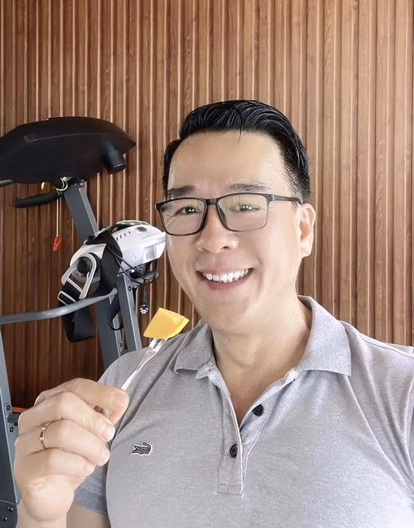 Nếu Hà Thanh Xuân im lặng, Thắng Ngô lại thường ẩn ý nhắc đến vợ. Anh đăng clip tập hít xà lồng nhạc bài 'Yêu hết con tim' do vợ thể hiện. Trong một tấm ảnh, doanh nhân đeo nhẫn cưới và giải thích với một người quen: "Vì anh có vợ mà". Trên kênh TikTok, anh cũng thường chia sẻ sản phẩm âm nhạc của Hà Thanh Xuân. Vì vậy, có ý kiến cho rằng họ không rạn nứt như đồn thổi hoặc đã 'gương vỡ lại lành'.