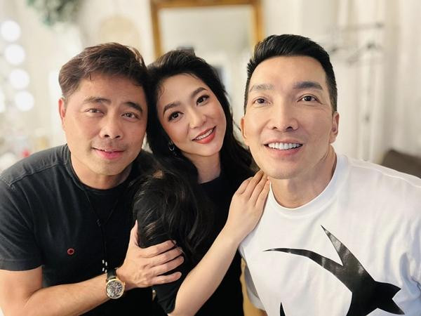 hị cập nhật hình ảnh đi diễn, gặp gỡ bạn bè, tương tác với khán giả, đi chơi cùng gia đình, người thân... Ca sĩ cho thấy cuộc sống diễn ra bình thường, tránh trả lời mọi câu hỏi về hôn nhân.