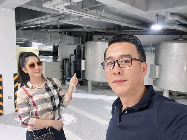 au đám cưới, Hà Thanh Xuân và Thắng Ngô đối diện sóng gió dư luận. Người dùng mạng phát hiện Thắng Ngô từng dành nhiều lời ngôn tình cho vợ cũ trên truyền hình giống Hà Thanh Xuân hiện tại. Họ tin rằng doanh nhân đã phụ bạc vợ cũ để đến với một ca sĩ trẻ đẹp, nổi tiếng.