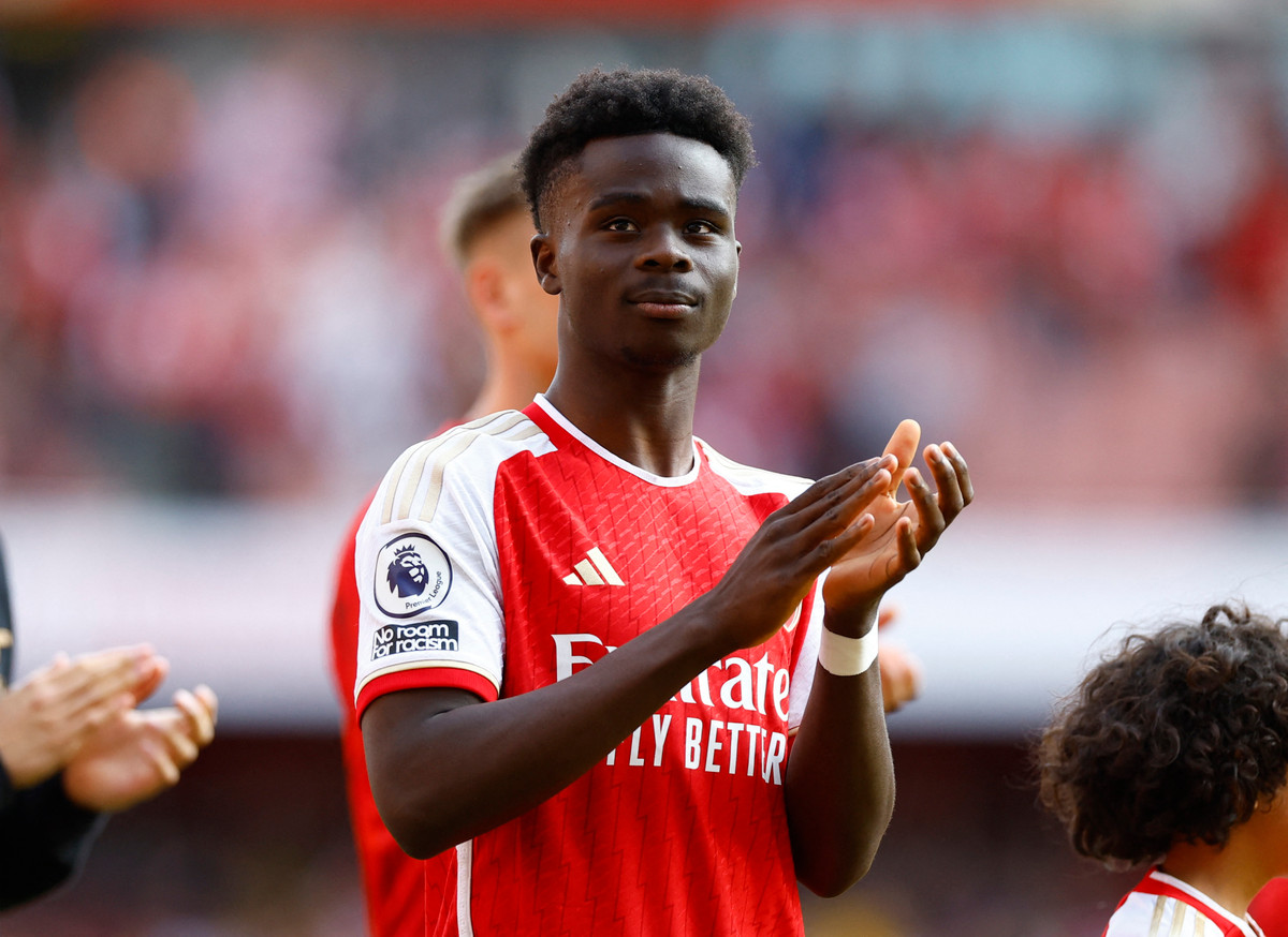 Bukayo Saka có mùa giải bứt phá trong màu áo Arsenal với 14 bàn và 11 kiến tạo sau 38 trận. Tiền đạo người Anh được Whoscored chấm 7,40 điểm. Saka vừa được Arsenal ký hợp đồng mới đến tháng 6/2027, cùng mức lương cao nhất đội (15 triệu bảng/năm).