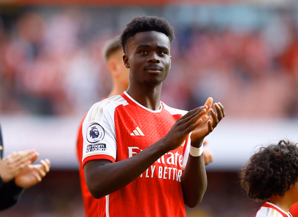 Bukayo Saka có mùa giải bứt phá trong màu áo Arsenal với 14 bàn và 11 kiến tạo sau 38 trận. Tiền đạo người Anh được Whoscored chấm 7,40 điểm. Saka vừa được Arsenal ký hợp đồng mới đến tháng 6/2027, cùng mức lương cao nhất đội (15 triệu bảng/năm).