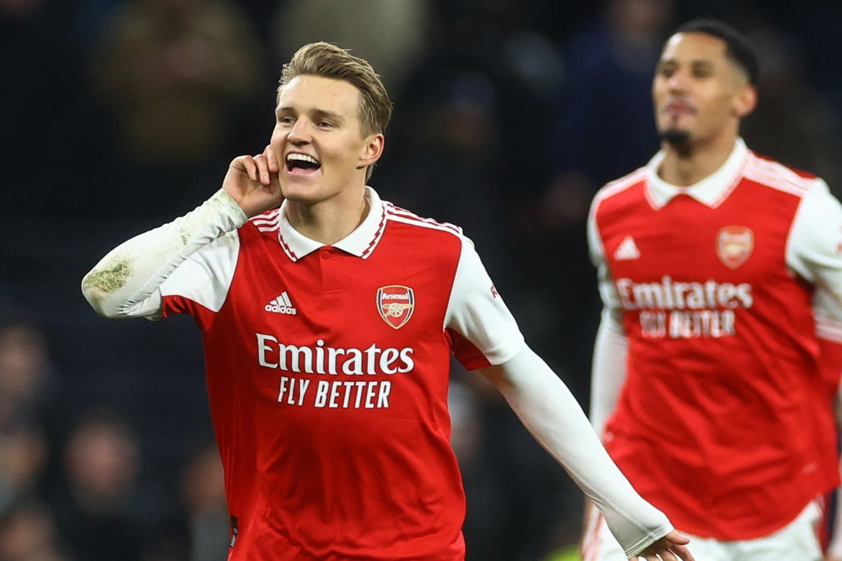 Martin Odegaard có mùa giải hay nhất trong màu áo Arsenal với 15 bàn dù chỉ là một tiền vệ tấn công. Anh được Whoscored chấm 7,29 điểm. Tuyển thủ người Na Uy nổi bật ở khả năng phối hợp và kiến tạo cho đồng đội. Tỷ lệ chuyền bóng chính xác trung bình tại Premier League của Odegaard là 84%.