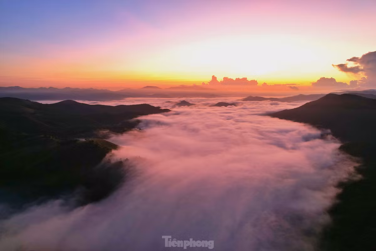 Đứng trên đỉnh núi vào thời khắc hừng đông, trước mặt là cả một biển mây vô cùng kỳ vỹ.