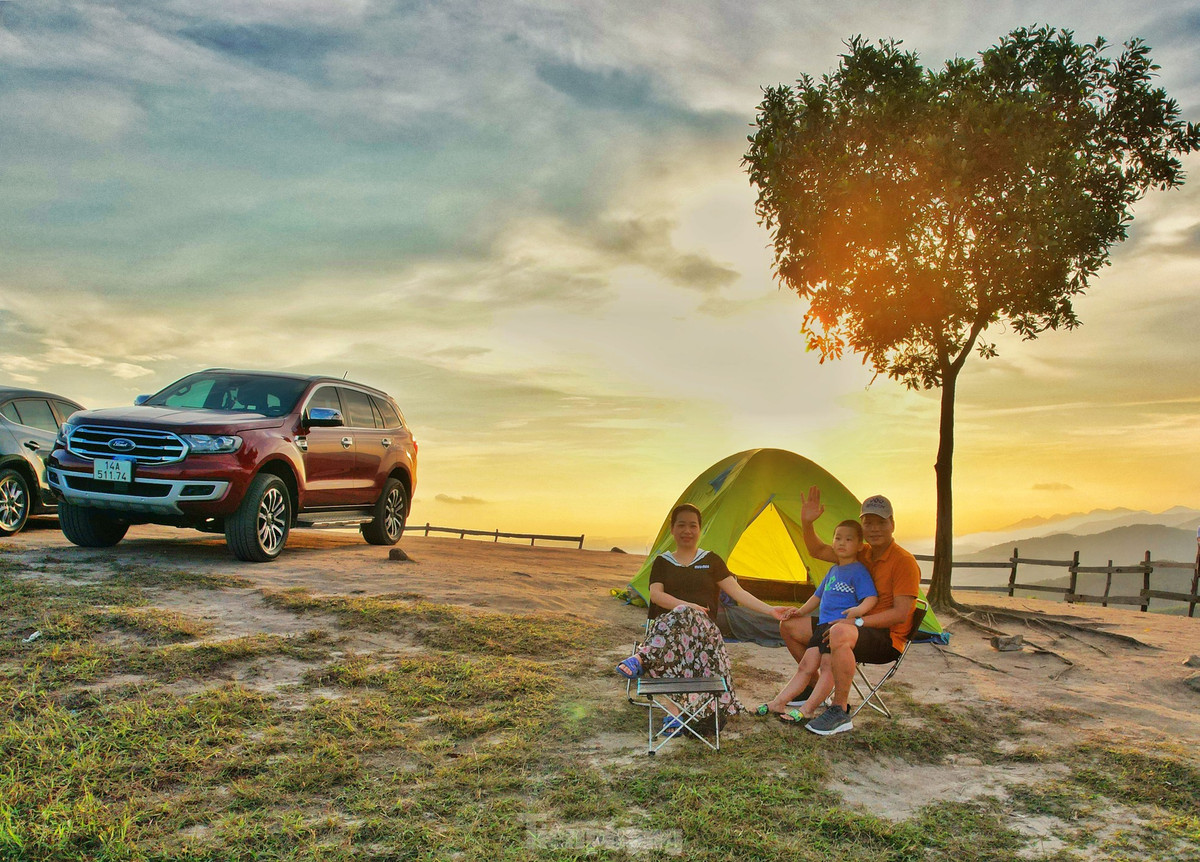 Đặc biệt, đỉnh núi chỉ có duy nhất một cây và tán cây tự phát triển thành hình trái tim khiến nhiều người mê mẩn với cảnh sắc nơi này.