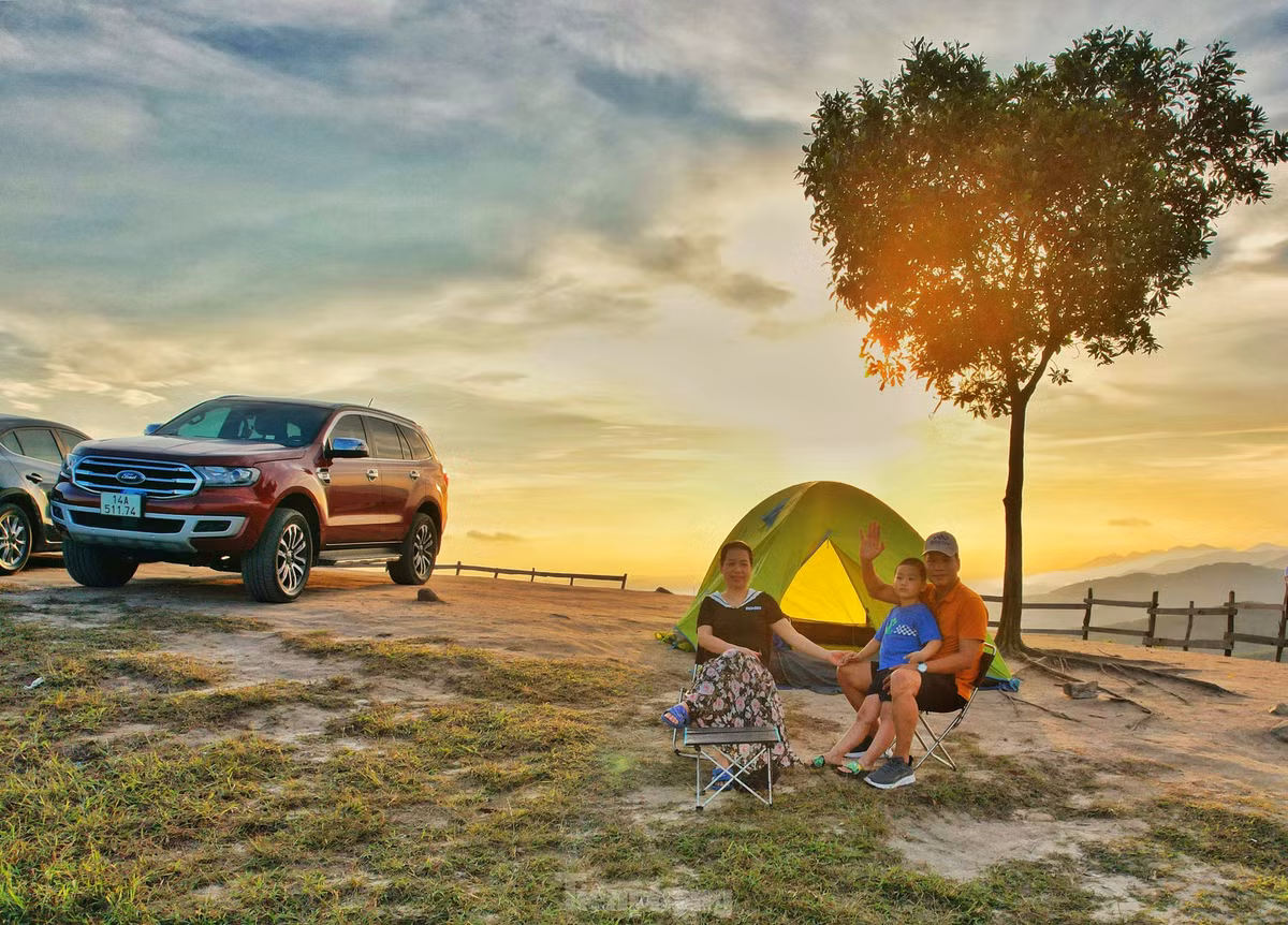 Đặc biệt, đỉnh núi chỉ có duy nhất một cây và tán cây tự phát triển thành hình trái tim khiến nhiều người mê mẩn với cảnh sắc nơi này.