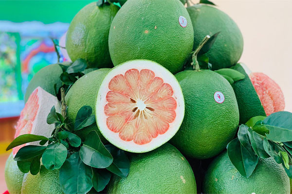 Buoi Viet Nam vao mua khan hiem nhat, co loai dat gap doi