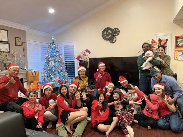 Mẹ chồng của cô vốn rất bận rộn với các dự án xã hội cũng cố gắng sắp xếp để sang Mỹ dài ngày, gặp gỡ nhà thông gia.