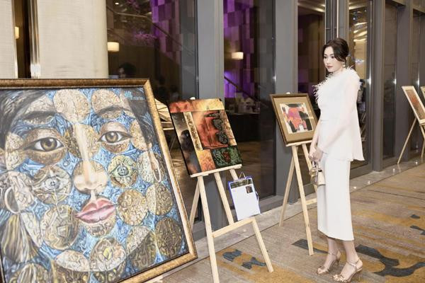 gười đẹp chuộng trang phục màu trắng, mix phụ kiện tối giản để bản thân đủ thanh lịch nhưng vẫn thu hút ánh nhìn của khán giả.