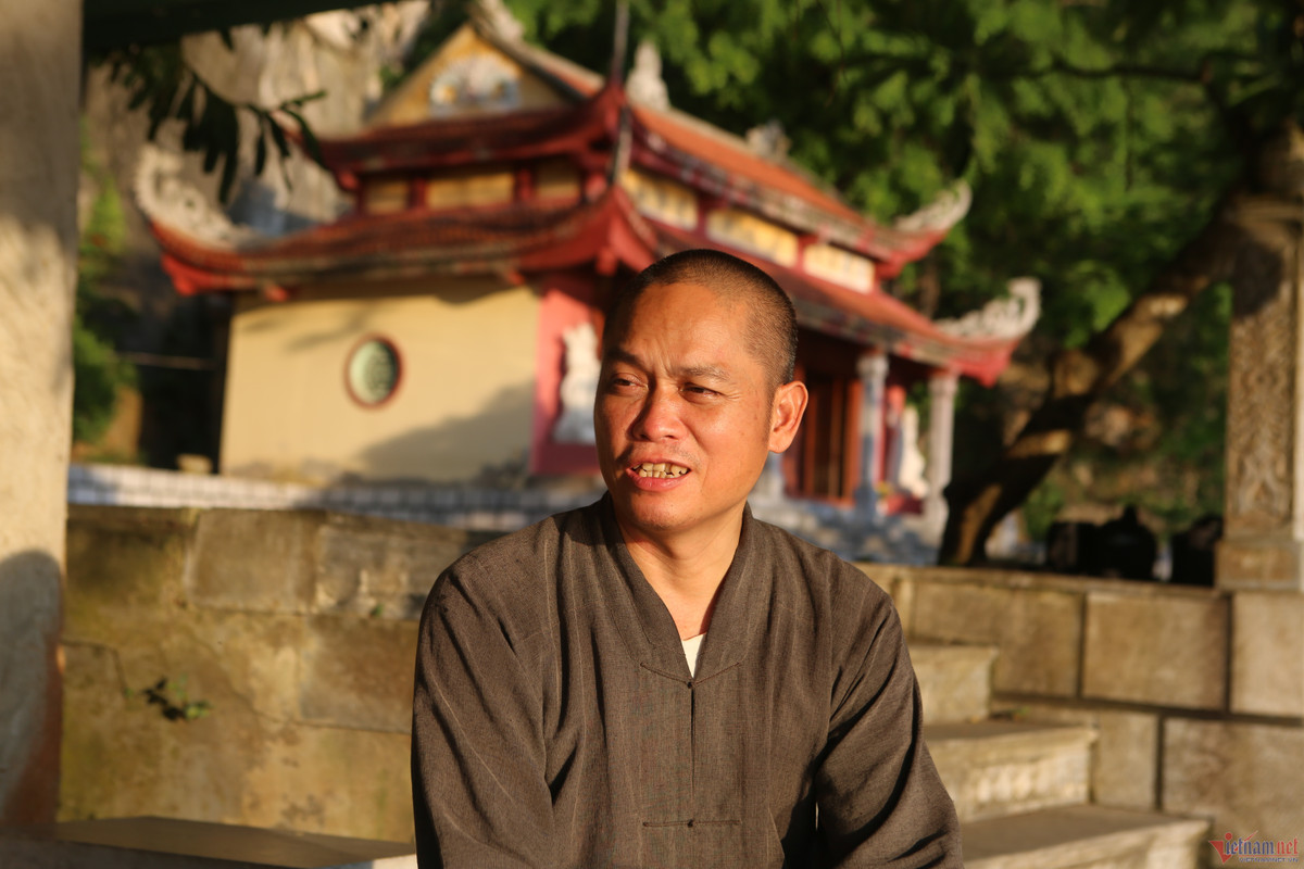 Ngoi chua dac biet o Thanh Hoa, moi ngay co dan khi hoang ru nhau ve-Hinh-2