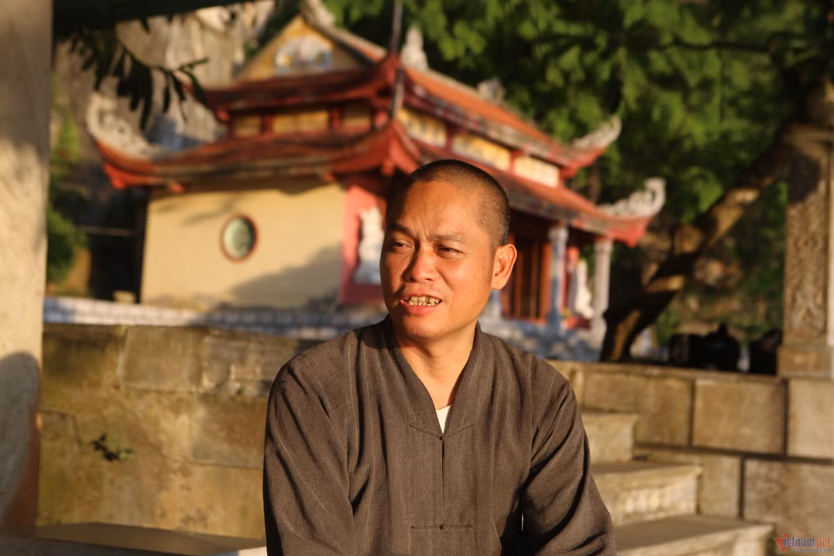 Ngoi chua dac biet o Thanh Hoa, moi ngay co dan khi hoang ru nhau ve-Hinh-2