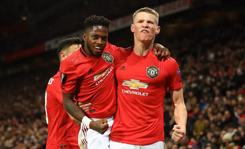 Man United chieu mo 'bom tan', chia tay 3 ngoi sao-Hinh-3