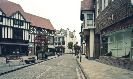 Thị trấn Thái Ngộ Sĩ, Trung Quốc: Cách Thượng Hải khoảng 32 km, Thái Ngộ Sĩ -thường được biết đến với cái tên Thames – là bản sao hoàn hảo của một thị trấn nước Anh với những con đường rải sỏi, kiến trúc cổ kính và các buồng điện thoại công cộng màu đỏ. Hoàn thành xây dựng năm 2006, thị trấn này hầu như không có người ở và trở thành địa điểm chụp ảnh cưới được nhiều cặp đôi yêu thích. Ảnh:Daily Mail.