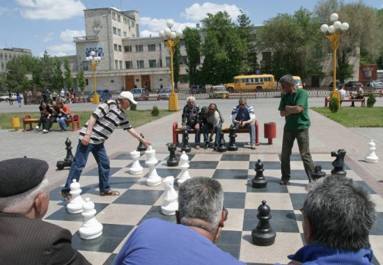 Elista,Kalmykia,Nga: Elista còn được biết đến với tên gọi “thành phố cờ vua” và là địa điểm hấp dẫn với những người yêu thích cờ vua. Toàn bộ thành phố được xây dựng theo chủ đề cờ vua, thậm chí ở giữa quảng trường thành phố còn có một bàn cờ khổng lồ. Ảnh:Elpais.