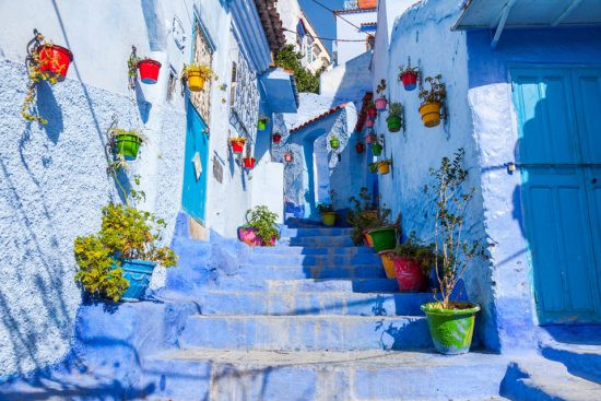 Thị trấn Chefchaouen, Morrocco:Chefchaouen là một địa điểm thu hút khách du lịch, nằm ở phía đông bắc của Morrocco, với đa phần những ngôi nhà và đường phố được sơn màu xanh. Trong văn hóa người Do Thái, màu xanh là một màu sắc thiêng liêng. Chính vì vậy, vào khoảng những năm 1930, người Do Thái sống tại Chefchaouen đã sơn màu xanh cho toàn bộ thị trấn và truyền thống này vẫn được duy trì cho đến ngày nay. Ảnh:Theculturetrip.