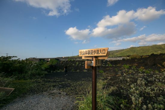 Đảo Miyake-jima, Nhật Bản: Các cư dân tại thị trấn đảo này được chính phủ trả tiền để sống ở đó.Kể từ khi một ngọn núi lửa hoạt động ở nơi đây, người dân phải tiếp xúc với mức độ lưu huỳnh cao bất thường trong không khí và luôn có nguy cơ bị ngộ độc. Chính vì vậy, họ được yêu cầu luôn mang theo mặt nạ chống độc và sử dụng chúng khi còi báo động vang lên. Ảnh:Sethlui.