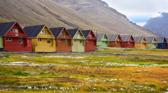 Thị trấn Longyearbyen, Svalbard, Na Uy: Đây là một trong những khu định cư nằm ở cực bắc của thế giới và là nơi con người không thể chết.Trong thị trấn này có một nghĩa trang nhưng đã không được sử dụng trong suốt 70 năm qua. Lý do cho điều kỳ lạ này là vì khí hậu băng giá ở đây ngăn cản sự phân hủy của xác chết và khiến chúng hấp dẫn nhiều loài động vật hoang dã nên những người dân ở đây khi chuẩn bị qua đời đều được đưa đến đất liền Na Uy. Ảnh:Azamaraclubcruises.