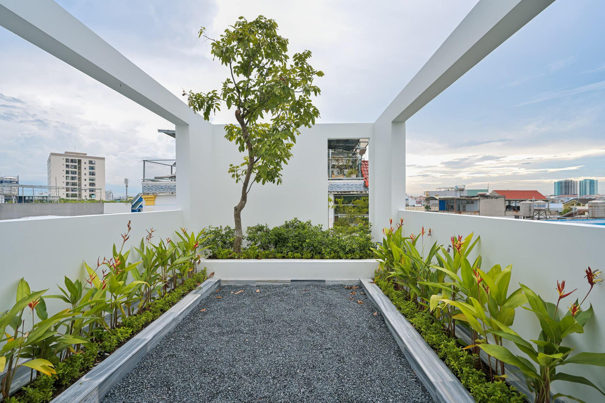 Ngoi nha tich hop be boi mat lanh, dung tre lam tuong bao-Hinh-20