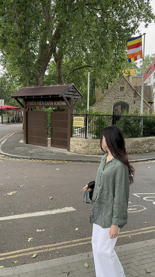 Nguyễn Thị Huyền tiết lộ Khánh Linh được sinh ra tại Anh. Cô bé được 2 bên gia đình nội ngoại chăm sóc chu đáo khi ở nước ngoài. Mẹ đẻ Nguyễn Thị Huyền bình luận: "Công chúa (cách gọi yêu của gia đình Nguyễn Thị Huyền dành cho Khánh Linh) ơi. Con hãy nhìn phía sau con là hành lang của dãy nhà, là thiên đường của 2 bà cháu mình đó con ạ. Bố con đi làm. mẹ con đi học. Bà đã dắt con tập đi trên cái hành lang đó".