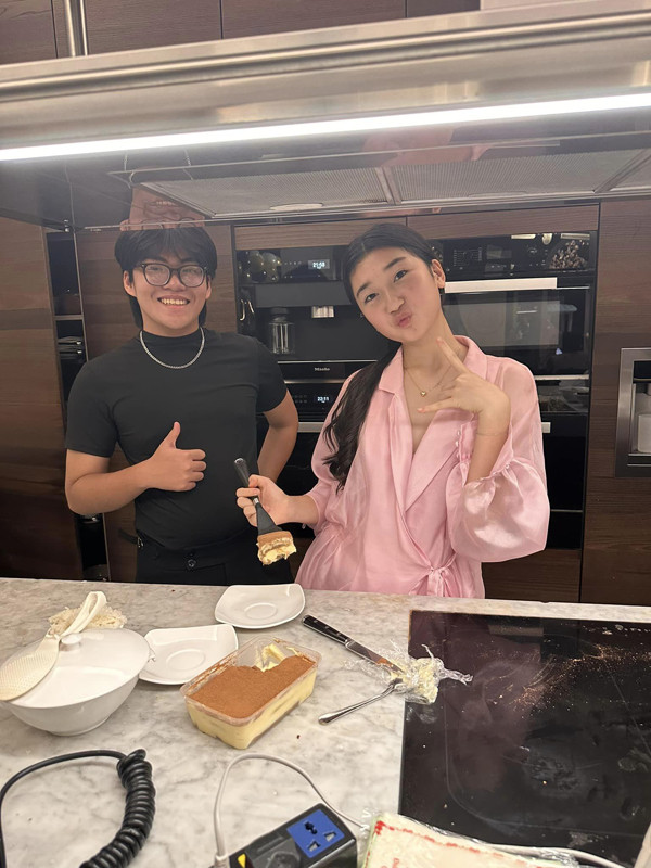 Sau khi kết hôn, Hoa hậu Nguyễn Thị Huyền hoàn toàn ở ẩn, cô tập trung chăm sóc con cái. Cô và chồng có một con gái tên Tống Khánh Linh. Tuy nhiên chỉ 2 năm sau ngày kết hôn, cặp đôi đã đường ai nấy đi.