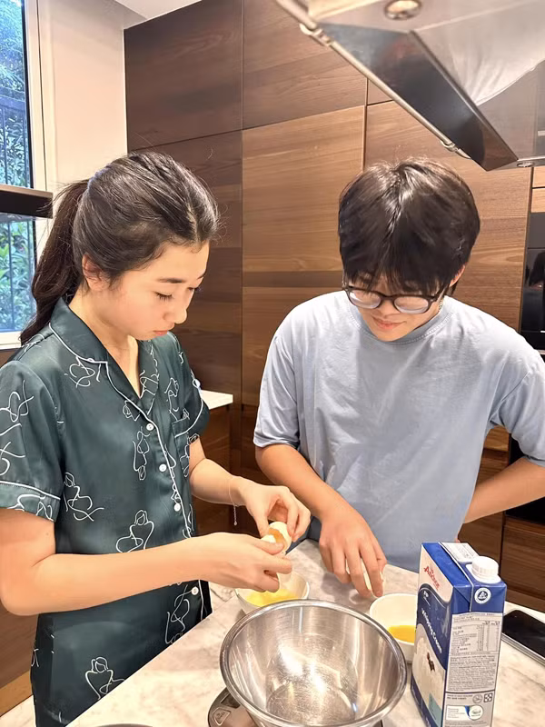 Được biết, Khánh Linh là kết quả của cuộc hôn nhân đầu giữa Hoa hậu Nguyễn Thị Huyền và chồng cũ là Tống Ngọc Trung, sinh năm 1978. Anh cũng là một người Hải Phòng du học tại Anh. Anh Tống Ngọc Trung lúc đó vừa hoàn tất khóa học thạc sĩ kinh tế. Trước khi sang Anh, anh Tống Ngọc Trung đã tốt nghiệp Đại học Xây dựng và làm việc ở Tổng Công ty Xây dựng Bạch Đằng, Hải Phòng.