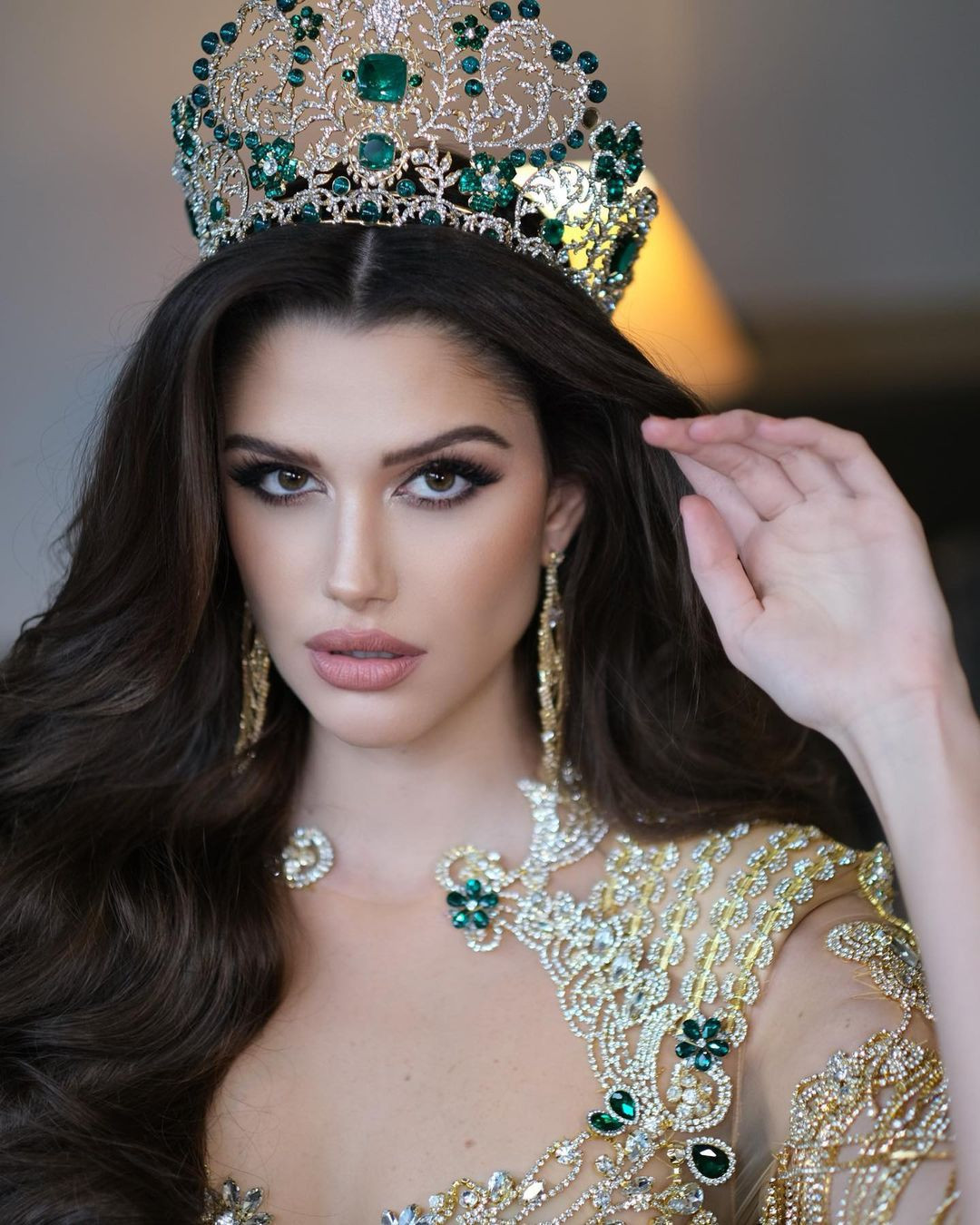 Không chỉ xinh đẹp, Isabella Menin được đánh giá cao về học vấn khi tốt nghiệp cử nhân kinh tế tại Đại học Westminster và có bằng thạc sĩ tài chính tại Đại học London College, Anh. Cô còn là người sáng lập dự án hỗ trợ người khuyết tật mang tên Beyond.