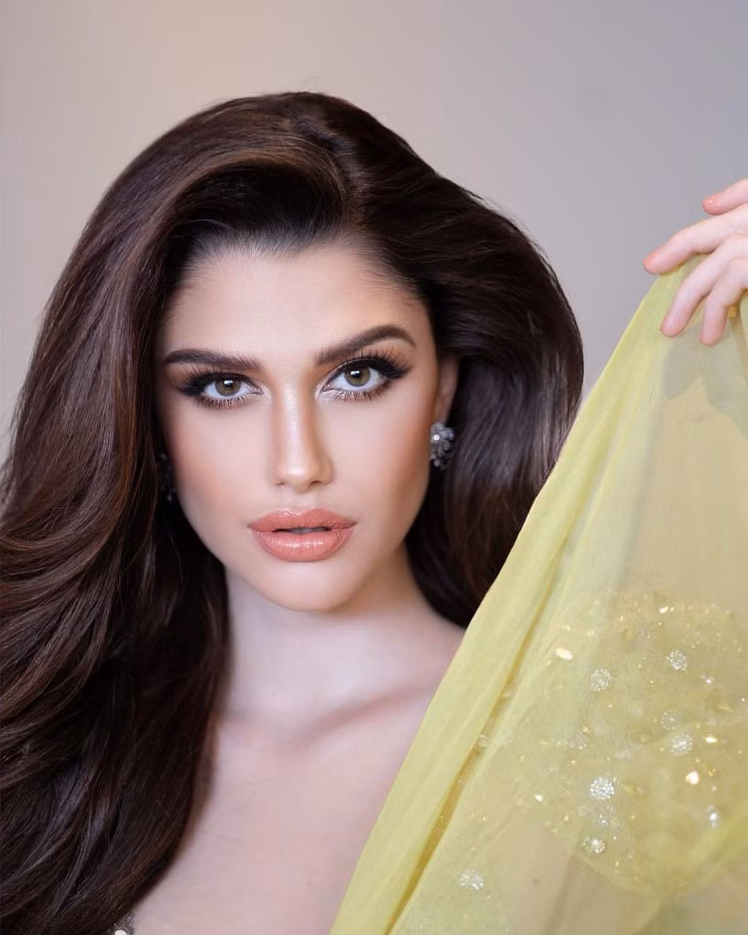 Isabella Menin sở hữu ngoại hình nổi bật với đôi chân dài và gương mặt sắc sảo.