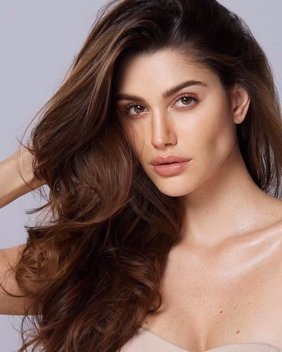 Isabella Menin sinh năm 1997, là con lai mang hai dòng máu Brazil - Italia. Người đẹp cao 1,78 m, số đo 3 vòng lần lượt là 83-59-89 cm. Cô đại diện Brazil tham dự Hoa hậu Hòa bình Quốc tế 2022 tại Indonesia và giành chiến thắng chung cuộc.