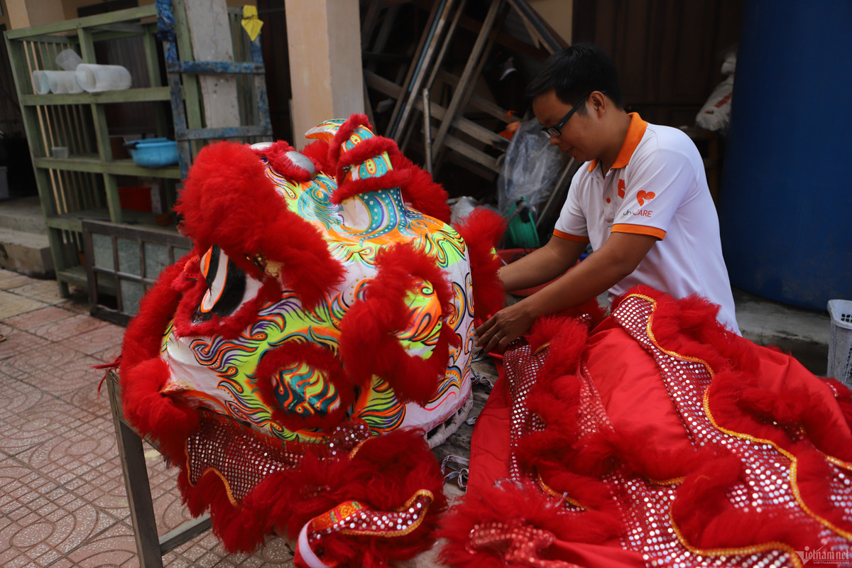 Mọi người tìm mua đầu lân, đưa về đơn vị rồi chỉnh sửa cho phù hợp với môi trường biểu diễn. Bởi, địa điểm họ biểu diễn múa lân trong bể kính dài chừng 15m, sâu khoảng 2,5m và rộng 1,5m. Xung quanh là các loài sinh vật biển.
