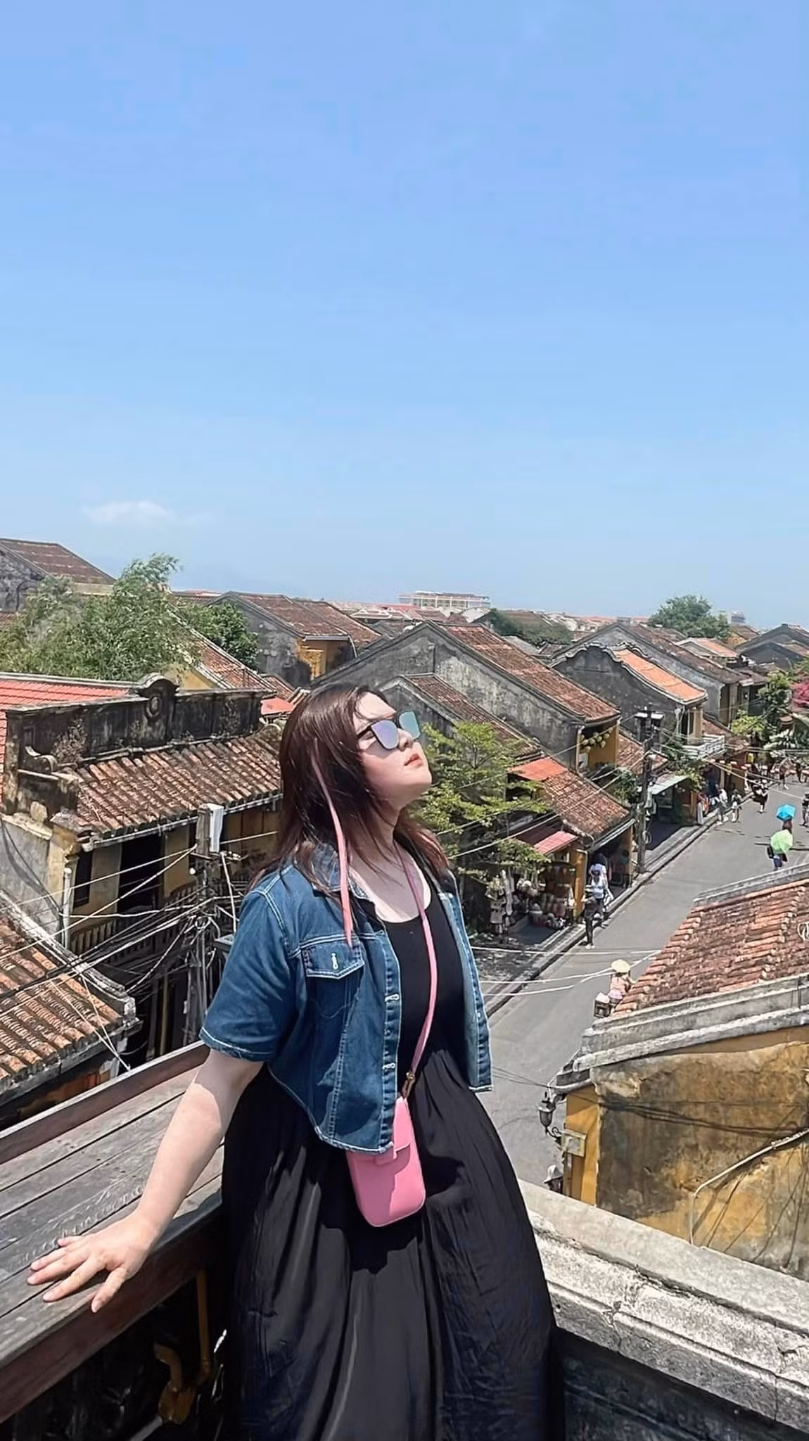 Ngô Thủy Tiên có thân hình mũm mĩm. Trước khi giảm cân, cô thường xuất hiện trong các tiểu phẩm hài và được đặt biệt danh “hot girl trăm ký”.