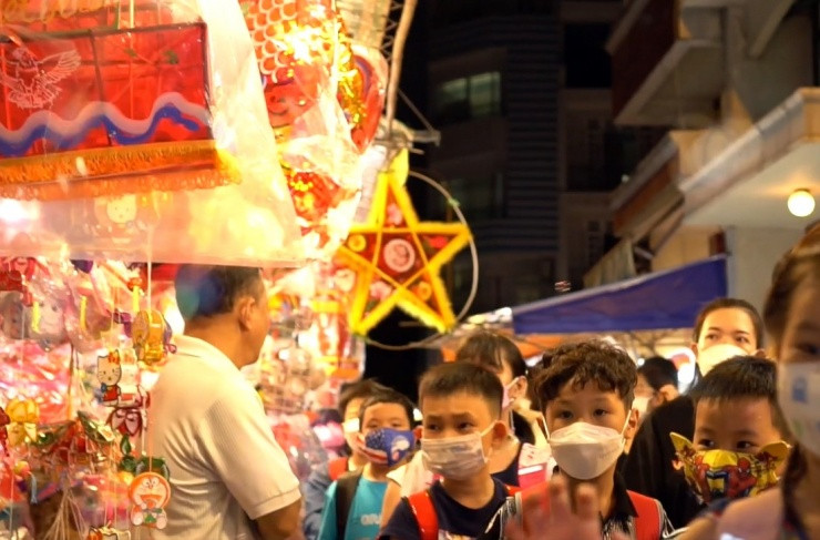 Phố lồng đèn Quận 5 bừng sáng, mời gọi du khách quay lại tuổi thơ Pho long den Quan 5 bung sang, moi goi du khach quay lai tuoi tho