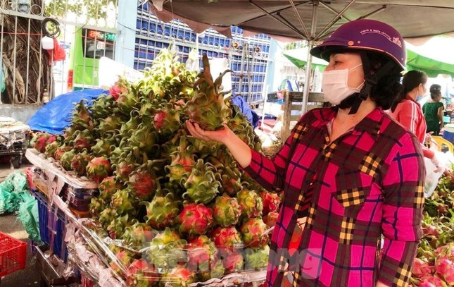 Trưa 6/5, tại nhiều chợ như An Dương Vương (quận Bình Tân), Bà Chiểu (quận Bình Thạnh), Hòa Bình (quận 5)... các loại cây trong nước như thanh long, ổi, bơ, cam... chiếm phần lớn sản lượng ở các quầy hàng. "Giờ bắt đầu vào hè nên trái cây trong nước nhiều lắm, giá lại rất mềm như thanh long ruột trắng, ruột đỏ loại 1 chỉ có giá từ 10.000-15.000 đồng/kg" - bà Minh, chủ sạp trái cây ở chợ Xóm Vôi (quận 5) nói.