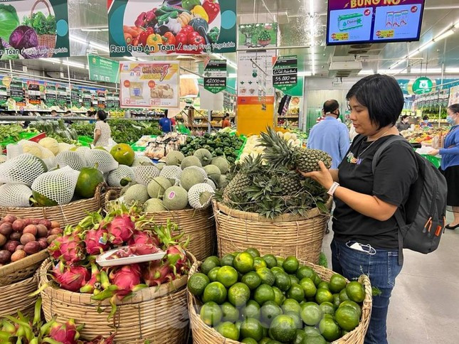 Tại các siêu thị, trái cây trong nước cũng được bày bán ở vị trí mặt tiền, nơi dễ thu hút khách nhất. Siêu thị cũng liên tục giảm giá các sản phẩm trái cây từ 30-50% với các loại thanh long, cam, đu đủ, thơm, dưa hấu...