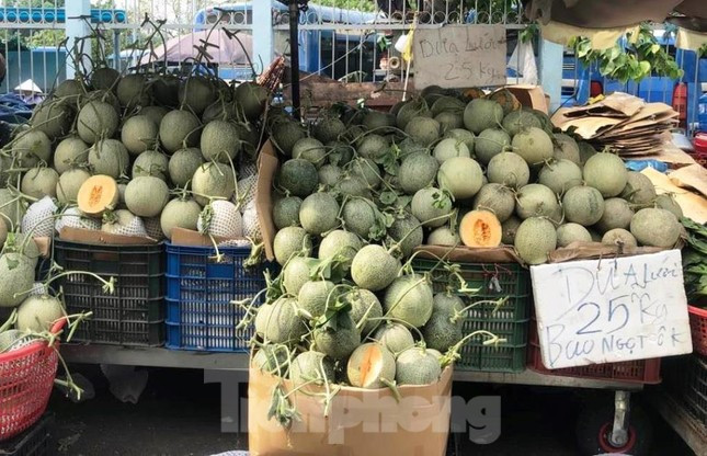 Dưa lưới 25.000 đồng/kg. "Không ngờ dưa lưới lại có giá rẻ đến vậy nên hầu như ngày nào trong tủ lạnh cũng có dĩa dưa lưới để cả nhà giải nhiệt. Trước đây dưa lưới có giá từ 80.000-100.000 đồng/kg, nay giá chỉ bằng 1/5 nên mình thoải mái thưởng thức" - chị Thu Trang (nhân viên văn phòng, ngụ quận 3) bộc bạch.