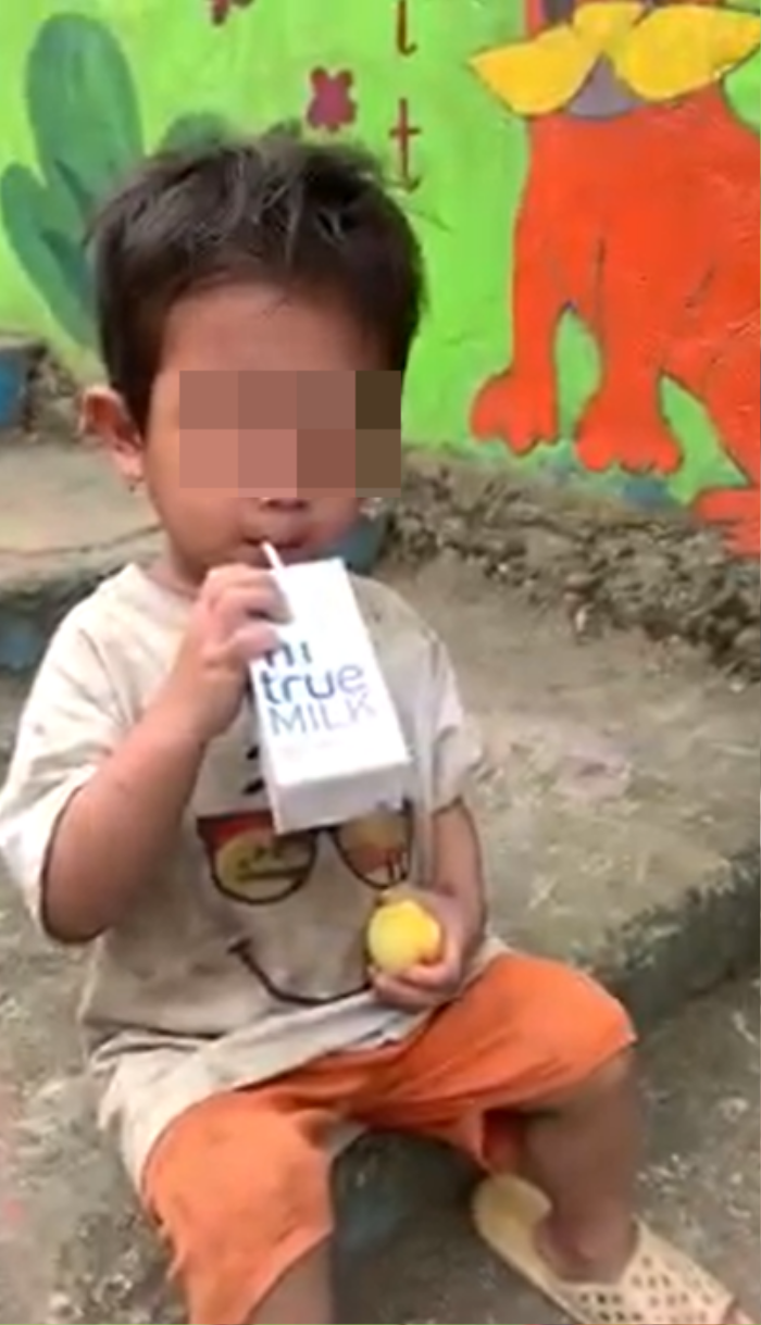 Roi nuoc mat hinh anh be trai den lop doi run nguoi