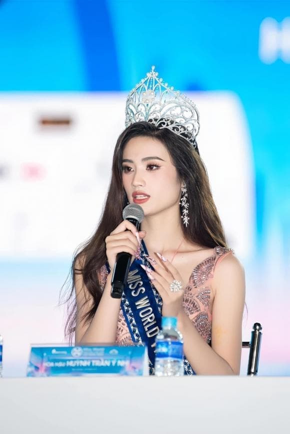 Chi gai HH Dang Thu Thao len tieng benh vuc 'than dong boi loi'-Hinh-3